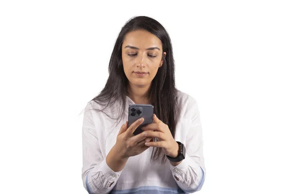 Smartphone Der Hand Porträt Einer Jungen Kaukasierin Mit Smartphone Isolierter — Stockfoto