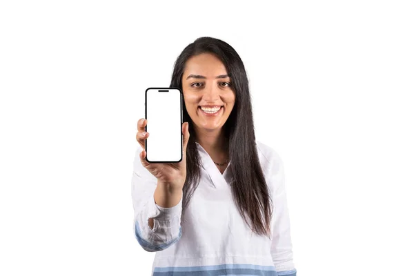 Держа Современный Телефон Показывая Белый Пустой Экран Смартфона Перед Камерой — стоковое фото