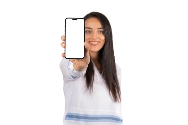 Affichage Écran Smartphone Portrait Une Jeune Femme Heureuse Sortie Montrant — Photo