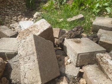 Ev Yıkımından Sonra Beton Bloklar