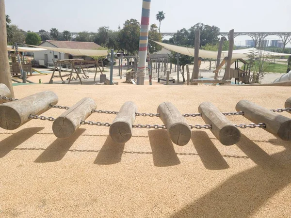 Parktaki Çocuklar İçin Tahta Oyun Alanında Eğlenceli Köprü Oyunu