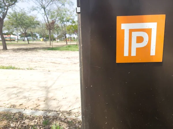 Parktaki Metal Park Tabelası