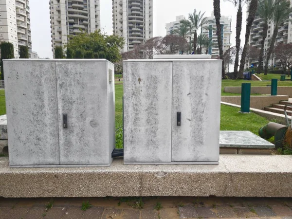 Parktaki Elektrik Dolapları