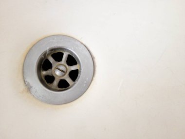 Lavabodaki Gri Metal Kanalizasyonu