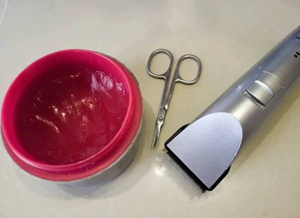 Ein Komplettes Set Aus Haarschneider Schere Und Wachsgel Für Männer — Stockfoto