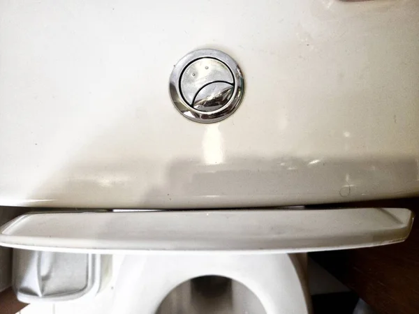 Tuvaletteki Suyu Boşaltmak Için Metal Düğme — Stok fotoğraf
