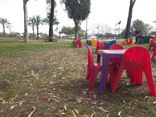 Ramat Gan 'daki Ulusal Park' ta Sanat Yapan Çocuklar için Masa ve Koltuklar