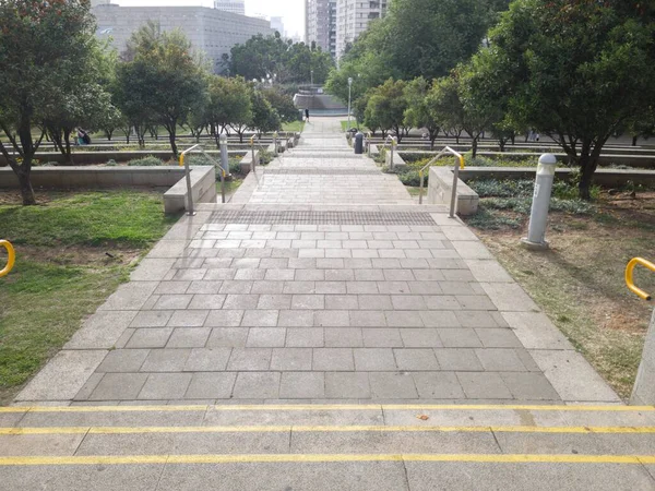 Parktaki Modern Geniş Merdivenler