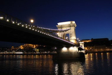 Romantik Budapeşte 'de gece zincirli köprü