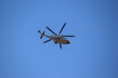 Mavi gökyüzündeki helikopter yeni bir göreve gidiyor.