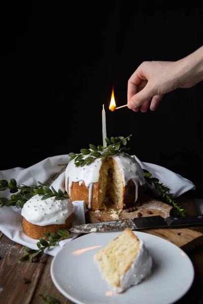 Entzündung Einer Kerze Auf Einem Aufgeschnittenen Osterkuchen Mit Weißem Zuckerguss — Stockfoto