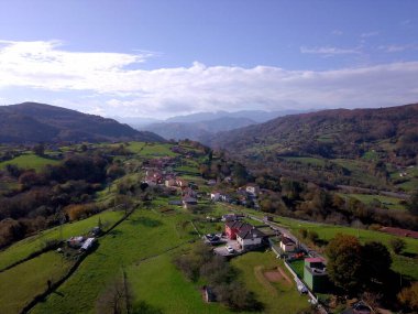 İspanya, Asturias 'taki doğal manzaranın güzel gemileri.