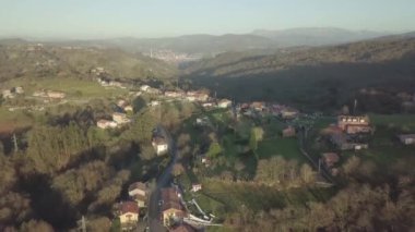 Güzel evlerle dolu küçük bir kasaba.