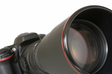 Telefoto lensli modern DSLR. Kes, beyaz arkaplan
