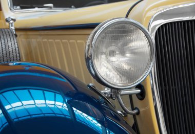 Mavi-bej renkli klasik arabanın yakın çekim / ayrıntılı görüntüsü