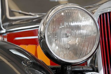 Kırmızı-siyah renkli klasik arabanın yakın çekim / ayrıntılı görüntüsü