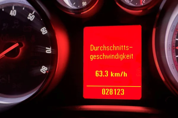 Infodisplay Pkw Mit Durchschnittsgeschwindigkeit Angabe — Zdjęcie stockowe