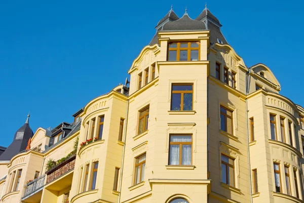 Ancien Bâtiment Rénové Avec Ciel Bleu Arrière Plan — Photo