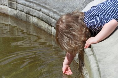 Çocuk suya ulaşmaya çalışıyor.