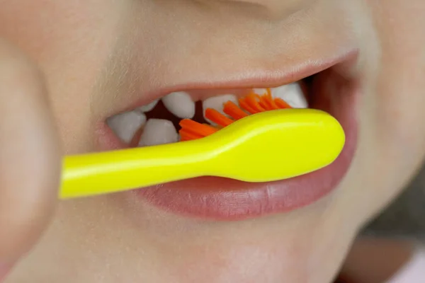 Barn Borstar Tänderna Med Tandborste — Stockfoto