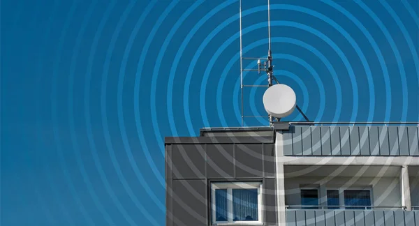 Roof Antenna Visible Mobile Phone Emissions — Fotografia de Stock
