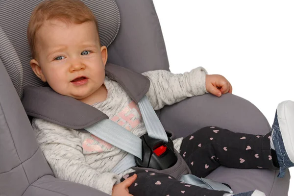 Bebek çocuk koltuğuna bağlı oturuyor.
