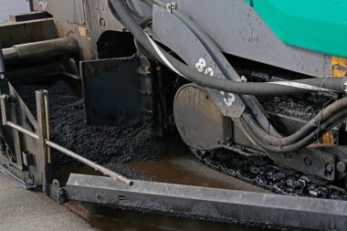 Sıcak asfalt ile asfalt kaldırıma yakın çekim