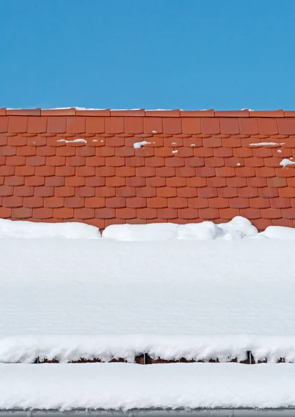 Telhado Com Neve Derretida Formato Retrato — Fotografia de Stock