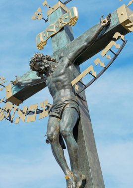 İsa 'nın çarmıhta yakın çekimi, portre biçimi, Prag Charles Köprüsü, Çek Cumhuriyeti