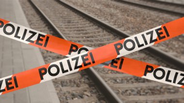 Tren istasyonundaki bariyer bandı Almanca POLIZEI (polis)