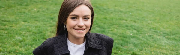 Sonriente Joven Mujer Mirando Cámara Pancarta — Foto de Stock