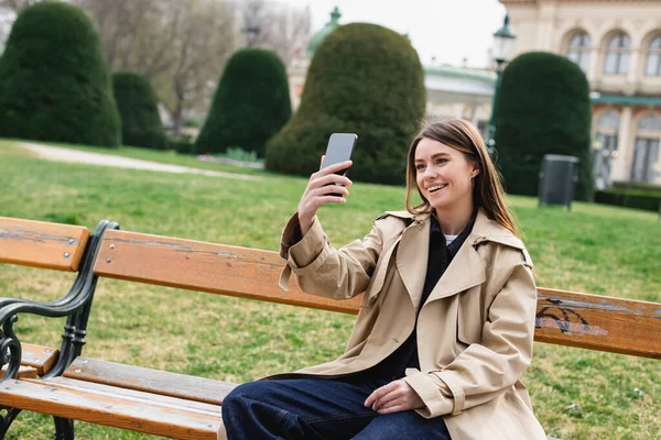 Mujer Joven Con Elegante Gabardina Tomando Selfie Viena — Foto de Stock