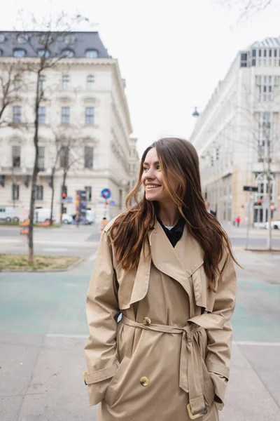 Alegre Joven Mujer Elegante Gabardina Pie Con Las Manos Los —  Fotos de Stock