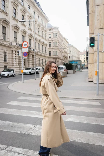 Full Length Young Woman Stylish Trench Coat Passing Crosswalk European — ストック写真