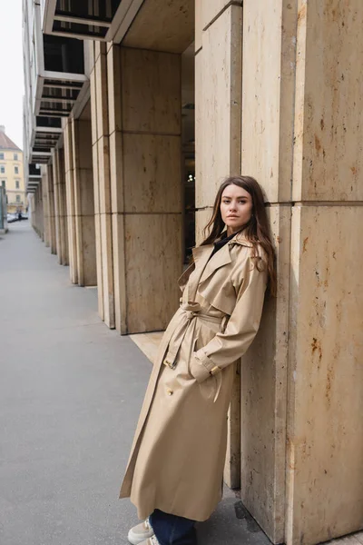 Pełna Długość Młodej Kobiety Stylowym Płaszczu Opartym Budynku Mieście Europejskim — Zdjęcie stockowe