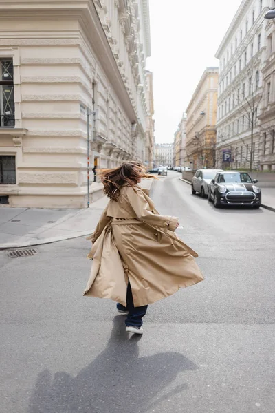 Ung Kvinna Trenchcoat Skakar Huvudet När Går Europeiska Staden — Stockfoto