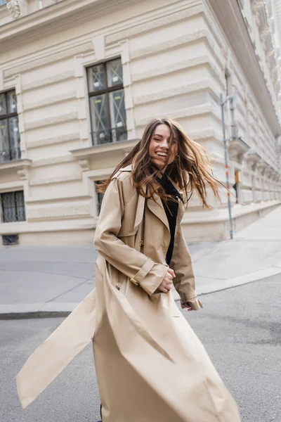 Glückliche Junge Frau Beigen Trenchcoat Auf Der Europäischen Straße — Stockfoto