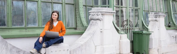 Glimlachende Jonge Freelancer Jeans Oranje Vest Zittend Met Laptop Dak — Stockfoto