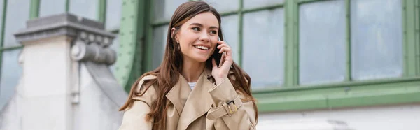 Szczęśliwa Młoda Kobieta Stylowym Płaszczu Telefon Pobliżu Budynku Europy Sztandar — Zdjęcie stockowe