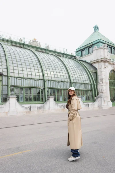 Mujer Joven Feliz Con Elegante Gabardina Gorra Béisbol Pie Azotea —  Fotos de Stock