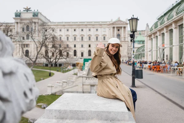 Feliz Joven Mujer Elegante Gabardina Gorra Béisbol Agitando Mano Fuera — Foto de Stock