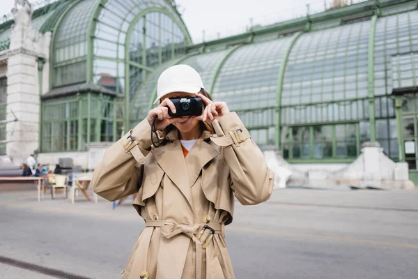 Heureuse Jeune Femme Trench Coat Beige Casquette Baseball Prenant Des — Photo