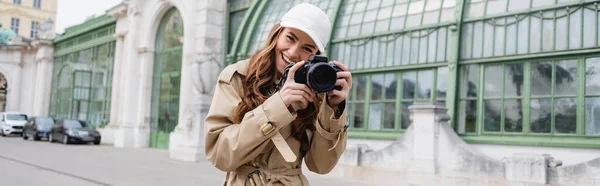 Mujer Alegre Gabardina Gorra Béisbol Tomando Fotos Cámara Digital Ciudad — Foto de Stock