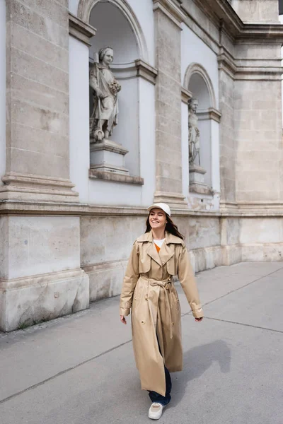 Pleine Longueur Jeune Femme Heureuse Imperméable Élégant Casquette Baseball Marchant — Photo