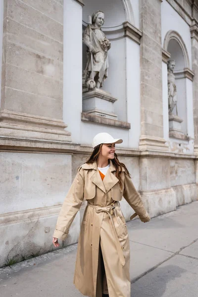 Lebensfrohe Junge Frau Stylischem Trenchcoat Und Baseballmütze Die Auf Der — Stockfoto