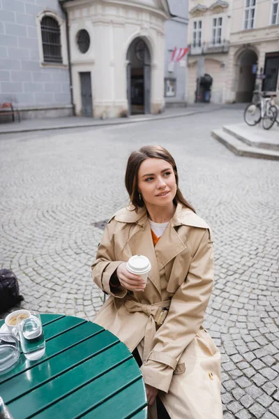 Hög Vinkel Utsikt Över Ung Kvinna Trenchcoat Håller Kaffe För — Stockfoto