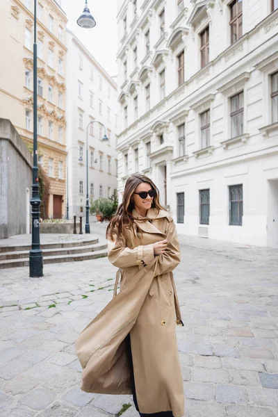 Volledige Lengte Van Gelukkig Jonge Vrouw Trendy Zonnebril Trench Jas — Stockfoto