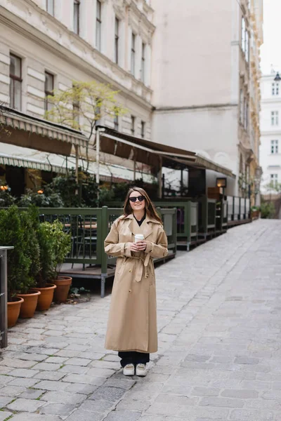 Full Length Cheerful Young Woman Trendy Sunglasses Trench Coat Holding — ストック写真
