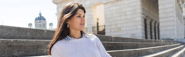 Femme Brune Regardant Loin Près Des Escaliers Béton Vienne Bannière — Photo