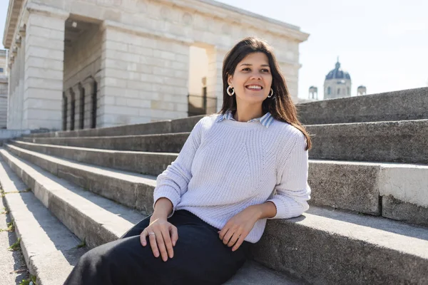 Mujer Feliz Mirando Hacia Otro Lado Sentado Escaleras Hormigón Viena — Foto de Stock